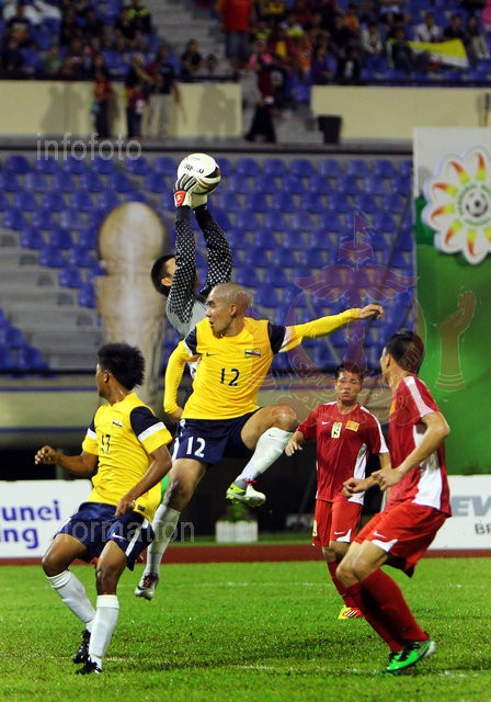 Trước sức ép của hàng ngàn CĐV đội chủ nhà và chịu ảnh hưởng bởi chất lượng sân bãi, các cầu thủ của đội U.19 Việt Nam đã bị đội chủ nhà chọc thủng lưới ngay ở phút thứ 4 của trận đấu.